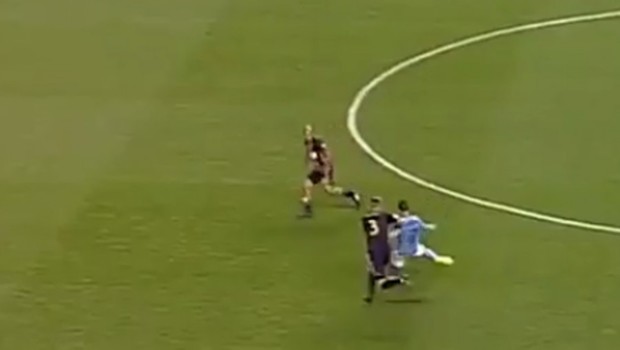 ديفيد فيا يسجل من منتصف الملعب في الدوري الاميركي