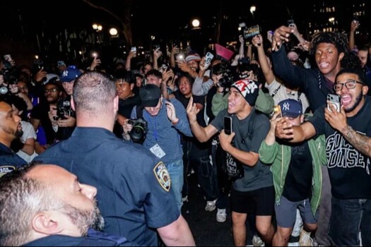 مشجع وحيد لسان انطونيو سبيرز يواجه جميع جماهير النيكس