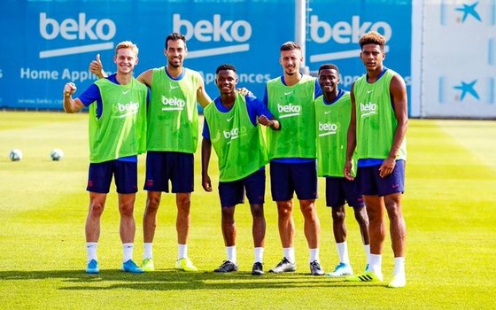 تدريبات برشلونة تشهد عودة دي يونغ