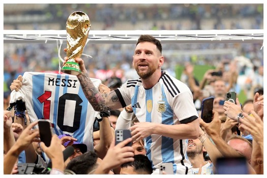 ميسي يحتفل مع أصدقائه بكأس العالم في مسقط رأسه