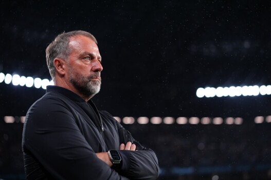 فليك يؤكد سعي برشلونة لضم مهاجم ويشيد بمواهب لاماسيا