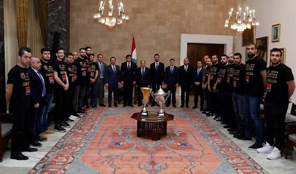 الهومنتمن يقدم للرئيس عون كأسي الدوري اللبناني والكأس