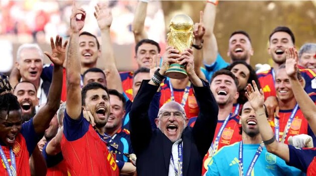 تموز: اسبانيا بطلة لمونديال 2026 ، سوق الانتقالات الصيفية يفتح أبوابه، سينر يتوّج بطلا في ويمبلدون، تمرد على انفانتينو.. والفيفا أمام أزمة مصيرية، ميسي ورونالدو يدرسان إنهاء مسيرتهما الدولية، المنافسة تحتدم في بطولة الفورمولا وان، السلسلة مشتعلة بين الرياضي والحكمة، ومواجهة مصيرية بين النجمة والانصار