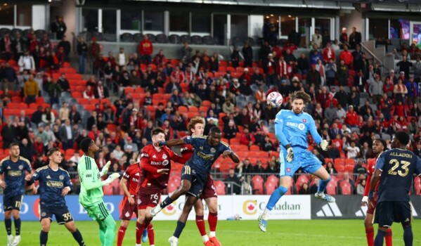 حارس مرمى يتحول الى مهاجم وينقذ فريقه في الوقت القاتل!