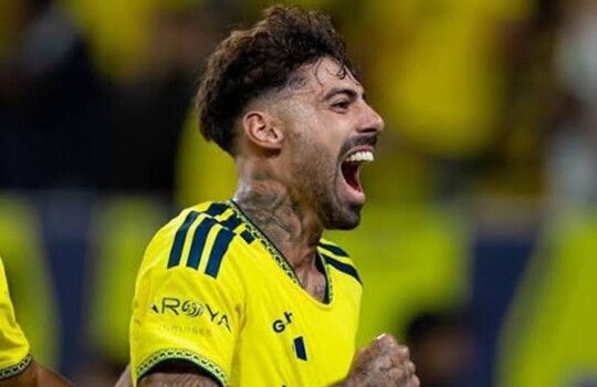 سامو كوستا يحتفل ببدايته المثالية مع النصر