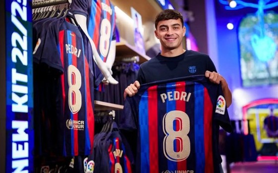 برشلونة يعلن تغيير رقم قميص بيدري