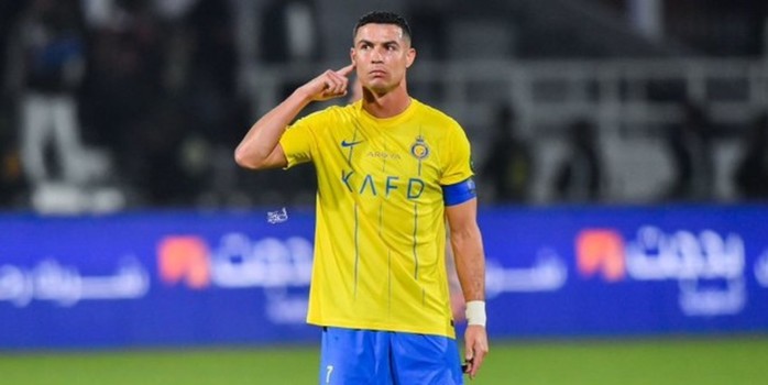 رد فعل رونالدو بعد هتافات جماهير الشباب اسم "ميسي"