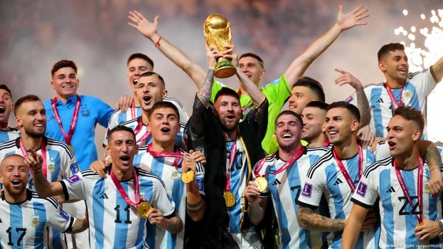 شهر كانون الاول: ميسي يحقق حلمه برفع كأس العالم، رحيل "الملك" بيليه ورونالدو الى النصر السعودي