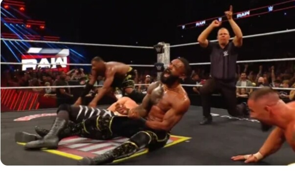 عرض الرو: THE STREET PROFITS  يفوزان بلقب الزوجي بفوزهما على فريق ذا فيجين بمساعدة رولينز وهندري واوبا فيمي يهدد جاي اوسو