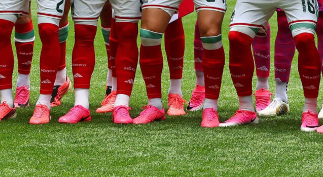 الأحذية الوردية تسيطر على المونديال... ما سر الظاهرة؟