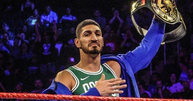 لاعب كرة سلة يفوز بلقب مصارعة!