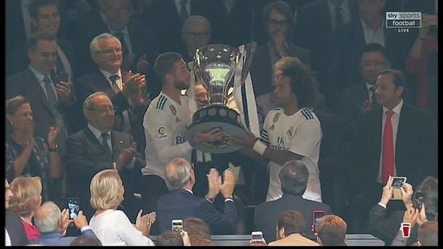 ريال مدريد يستلم كأس الدوري الاسباني لموسم 2016-2017