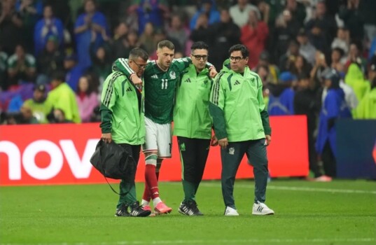 خيمينيز يؤكد تحسن إصابته ويشيد بما قدمته المكسيك في كأس العالم