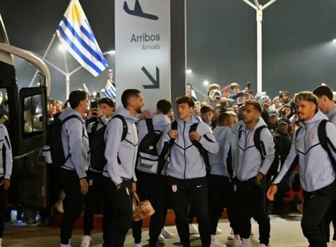 قبل مواجهة السعودية.. "فيفا" يوضح سبب أزمة طائرة منتخب أوروغواي