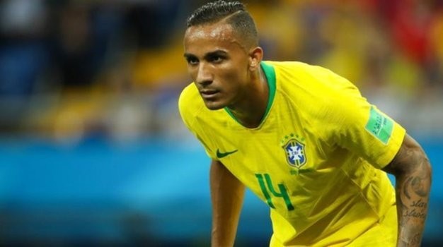 البرازيلي دانيلو يترك لقاء الارجنتين مصابا