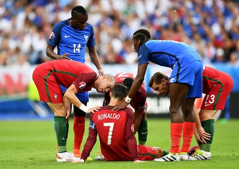 انتهاء الشوط الاول من نهائي اليورو بالتعادل السلبي بين البرتغال وفرنسا