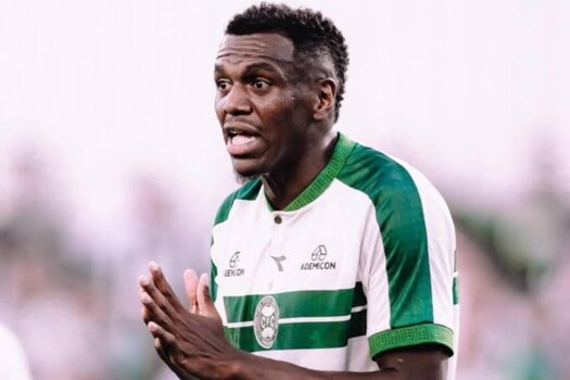لاعب تشابيكوينسي يسقط في نفق الغرف قبل ان يلغى هدفه