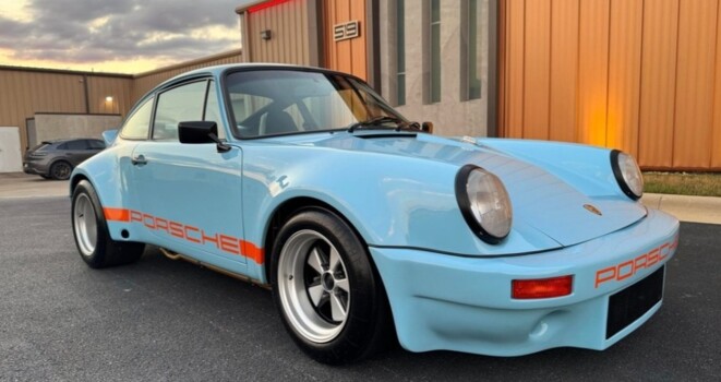 بورش 911 آر إس آر المستوحاة من سيارات السباقات تظهر في مزاد جديد