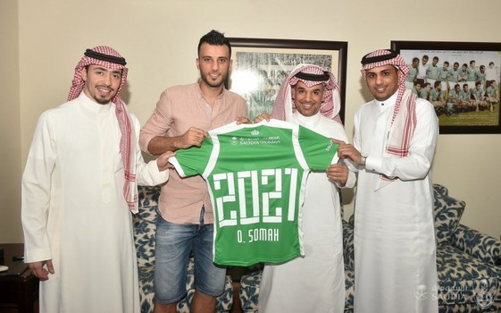 عمر السومة يجدد عقده مع الاهلي السعودي حتى 2021 