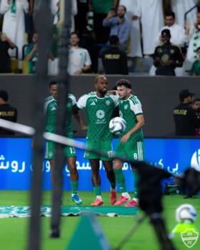 اهلي جدة يفتتح موسمه الجديد في دوري روشن بفوز صعب والقادسية يهزم الشباب
