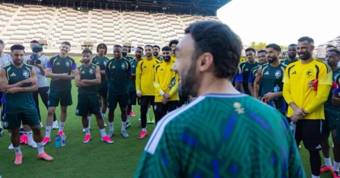 وزير الرياضة السعودي يزور معسكر الاخضر ويستعرض مهاراته الكروية