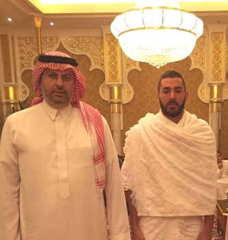 كريم بنزيما يؤدي مناسك العمرة ويلتقي رئيس هيئة الرياضة السعودية