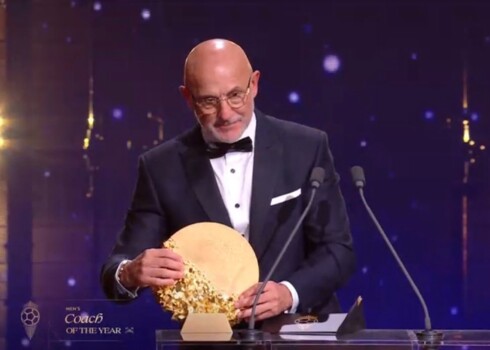دي لا فوينتي يتوّج بجائزة أفضل مدرب في العالم لعام 2026