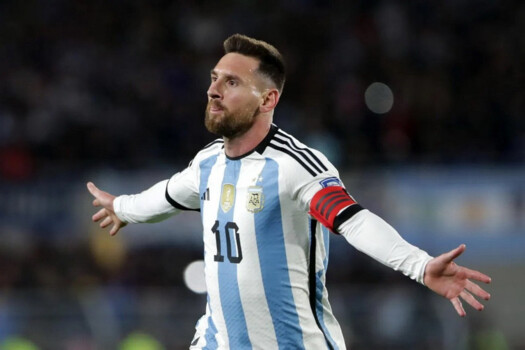 موجز المساء: ميسي لن يخذل جماهير التانغو، قوانين جديدة تنطلق مع كأس العالم، مورينيو يودع بنفيكا وفينيسيوس مطالب بالصبر في عهده، برنامج تأهيلي مكثف للامين يامال، شباب البترون يضمن بقاءه بفوزه على حراجل، توخيل يتحدث عن وضعية ساكا الصعبة