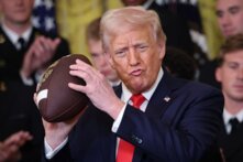 ترامب ينتقد تكاليف مشاهدة الـNFL: البث الرقمي يهدد شعبية اللعبة
