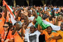 مشجع ايفواري يقيم طقوساً تقليدية لدعم منتخب بلاده قبل كأس العالم