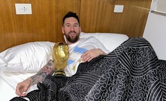 ميسي مع كأس العالم على السرير
