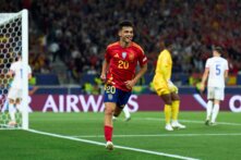 بيدري يحتفل بمباراته رقم 50 مع اسبانيا