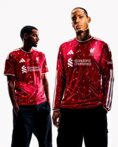 ليفربول يكشف عن قميصه للموسم المقبل بتصميم كلاسيكي