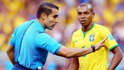 حكم موقعة برازيل المانيا يعلن اعتزاله 