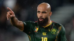 مبيومو يحمل شارة قيادة منتخب الكاميرون