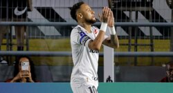 طفلة تعانق نيمار قبل مباراة ميراسول:" انا احبك