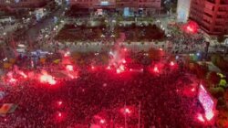 جماهير اولمبياكوس تشعل ميناء بيرايوس