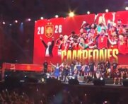 هتاف كوكوريلا الشهير على منصة التتويج يجذب الانظار