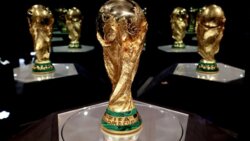 موجز المساء:تحول تكتيكي في البريمييرليغ، جغرافيا المونديال تمنح مصر أفضلية بدنية وتُرهق الجزائر والبوسنة، خروج مدوي لمدفيديف وتأهل تسيتسيباس وسابالينكا وغوف في رولان غاروس، فوز الانترانيك على NSA، برونزية لبنانية في التايكواندو