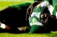 لاعب كرة يتعرض لاصابة نادرة خلال المباراة ووضعه مستقر