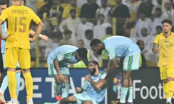 قلق في الأهلي بشأن إصابة صالح أبو الشامات أمام الوصل