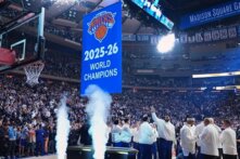 نيويورك نيكس يرفع لافتة بطولة الـ NBA وسط أجواء احتفالية