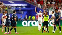 الميرون أول مطرود بسبب تغطية الفم في كأس العالم