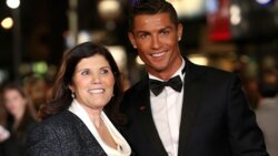 والدة رونالدو تبكي بعد رحيله عن المنتخب