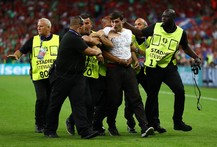 مشجع يتخطى نصف الملعب في نهائي اليورو !