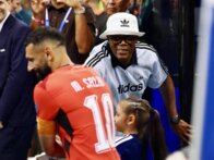 الممثل الهوليوودي صامويل جاكسون يخطف الانظار في مباراة مصر واستراليا