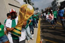 جماهير المكسيك تتدفق الى ملعب ازتيكا قبل افتتاح المونديال