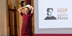 بسبب "كرة المونديال".. موقف عفوي يجمع رئيسة المكسيك مع إحدى الصحفيات