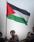 العلمين الفلسطيني والاسباني على سارية واحدة في احتفالات الفوز بالمونديال