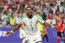 رياض محرز يدخل تاريخ افريقيا بثنائية مونديالية